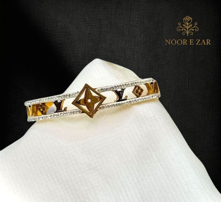Noor Luxe Emblem Bangle
