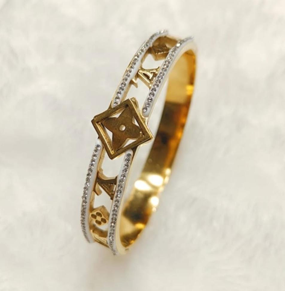 Noor Elite Charm Bangle